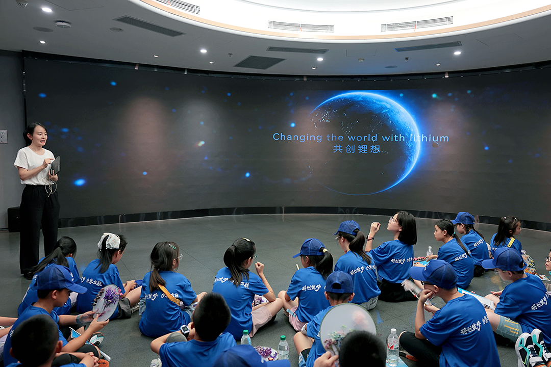 Adolescentes de Cheng-Deyang-Meishan-Ziyang visitan el Museo de Ciencia del Litio para 