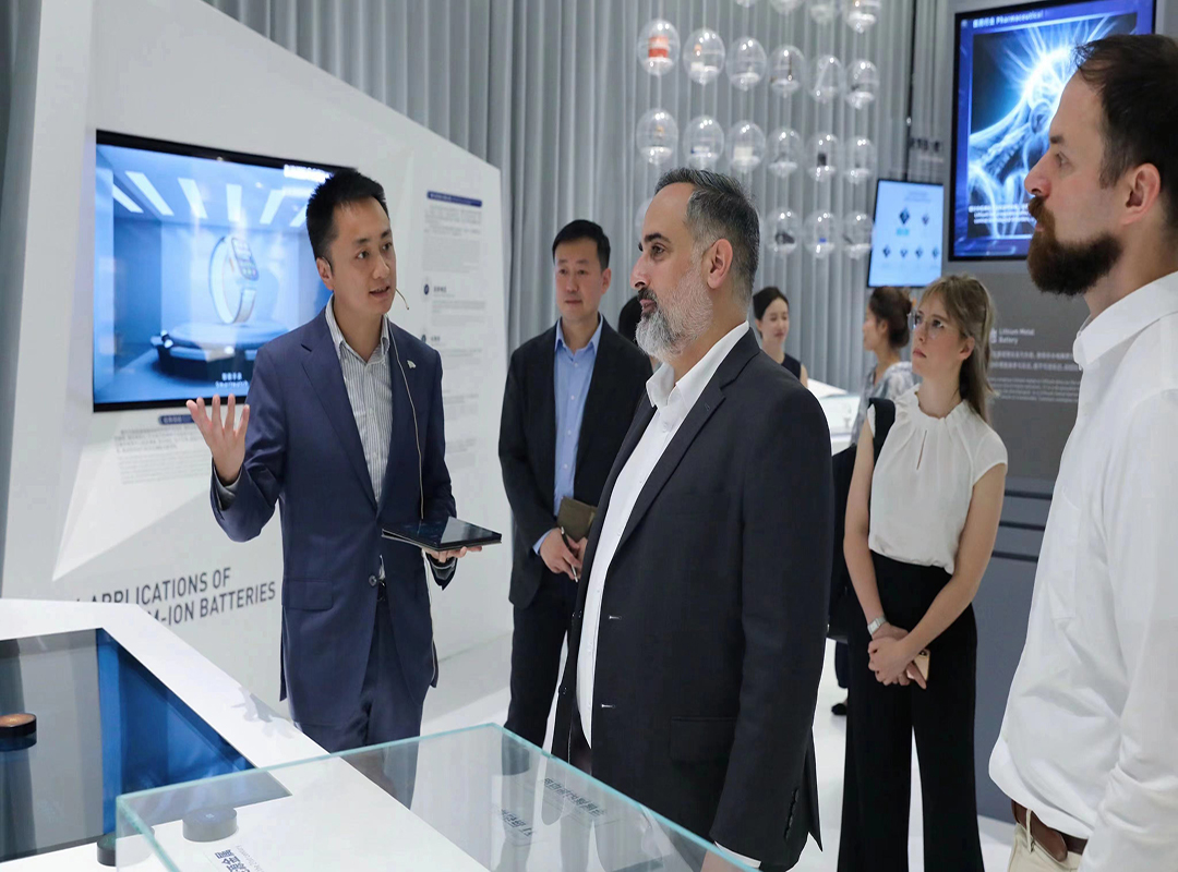 El cónsul general de alemania en chengdu, mi anlong y su familia visitan el Li science hall 第 1 张