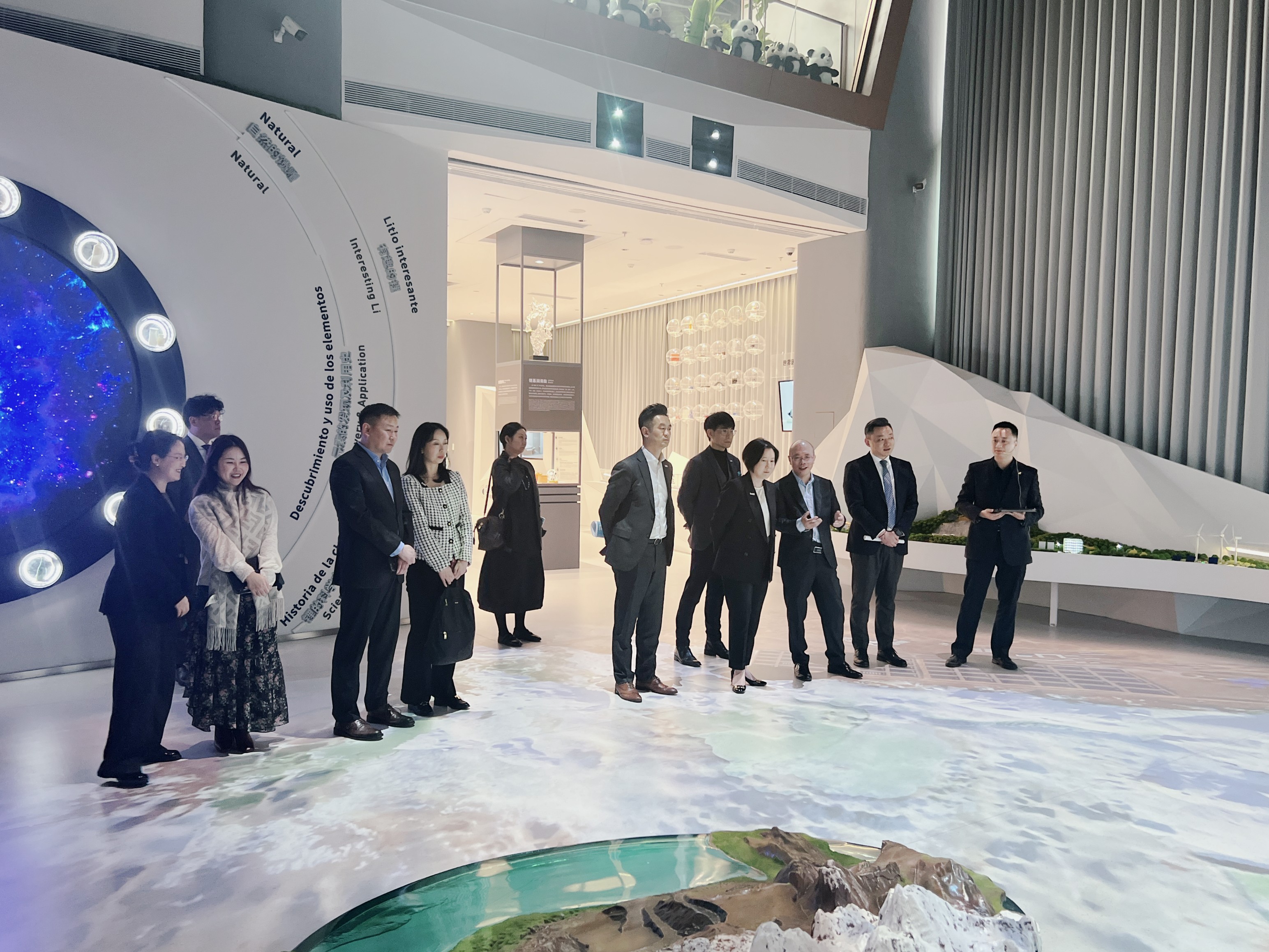 La Directora General de Inverst Hong Kong de la Región Administrativa Especial Sra. Alpha Lau y su delegación visitaron Tianqi Lithium